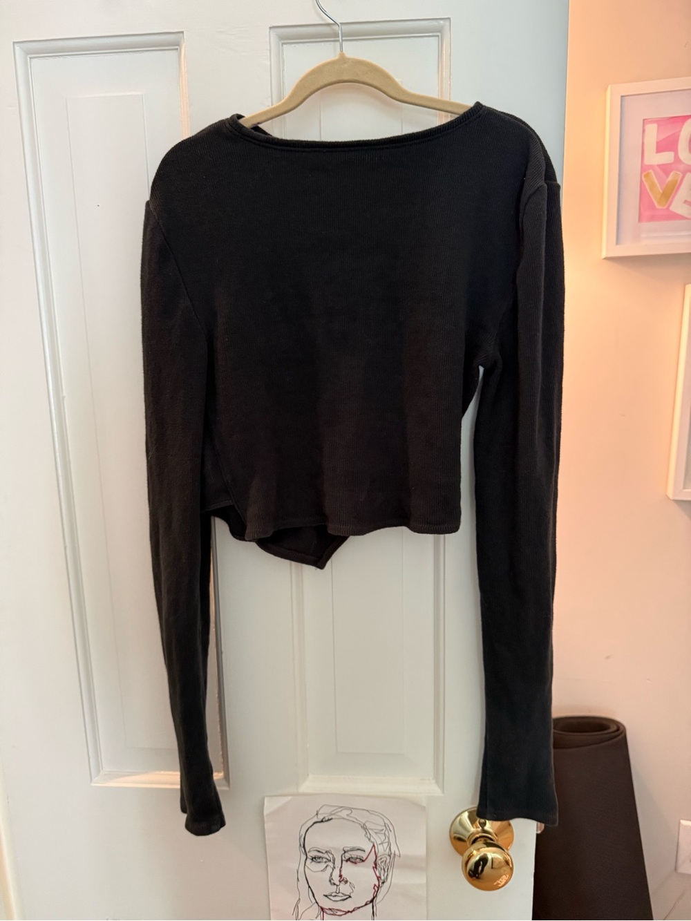 Women's Black Long-Sleeve Cropped Top